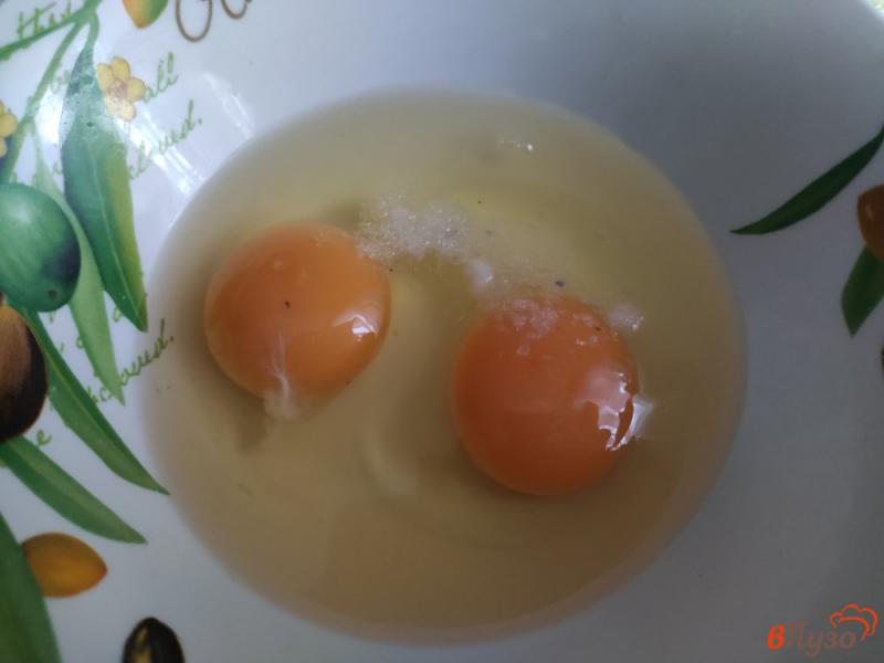 Фото приготовление рецепта: Куриный суп с вермишелью и яйцами шаг №5