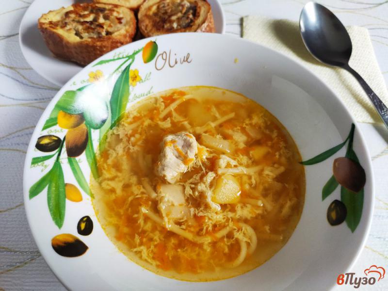 Фото приготовление рецепта: Куриный суп с вермишелью и яйцами шаг №7