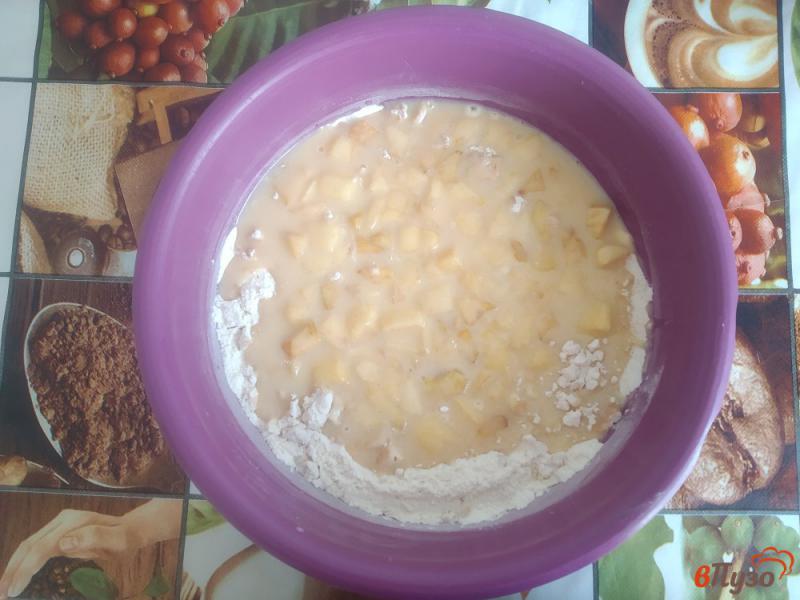 Фото приготовление рецепта: Пирог на ряженке с молоком без яиц шаг №8