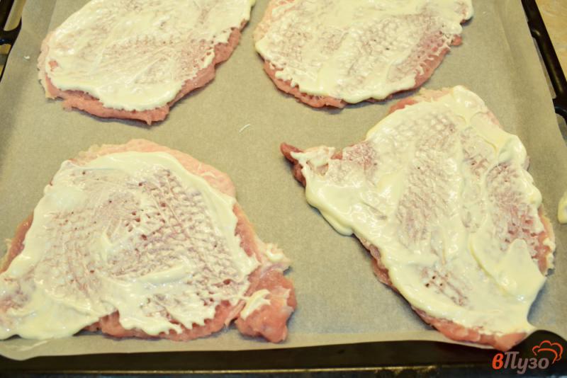Фото приготовление рецепта: Свиные отбивные в духовке с помидорами и сыром шаг №2