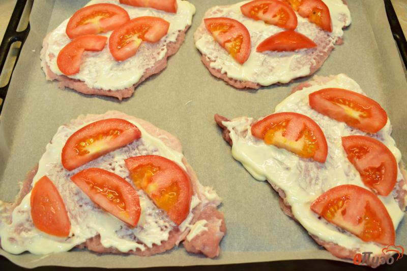 Фото приготовление рецепта: Свиные отбивные в духовке с помидорами и сыром шаг №3