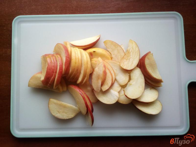 Фото приготовление рецепта: Пирог на кефире с яблоками шаг №6