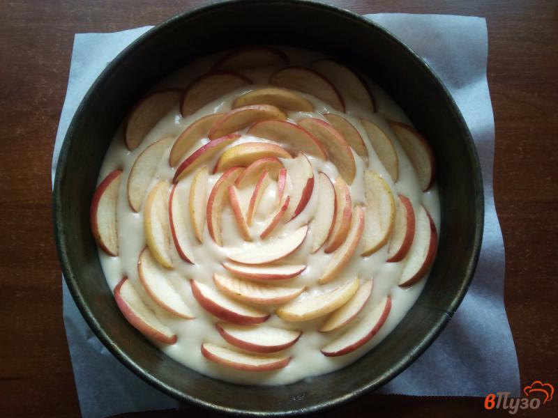 Фото приготовление рецепта: Пирог на кефире с яблоками шаг №7