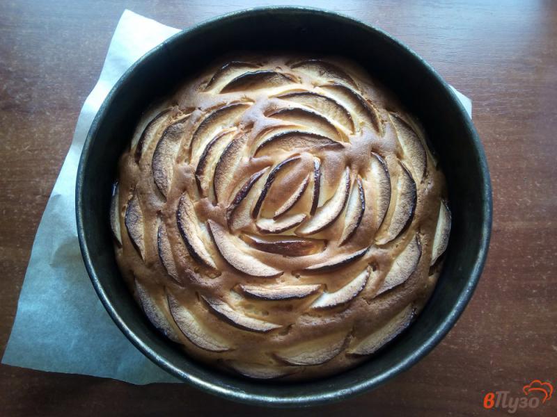 Фото приготовление рецепта: Пирог на кефире с яблоками шаг №8