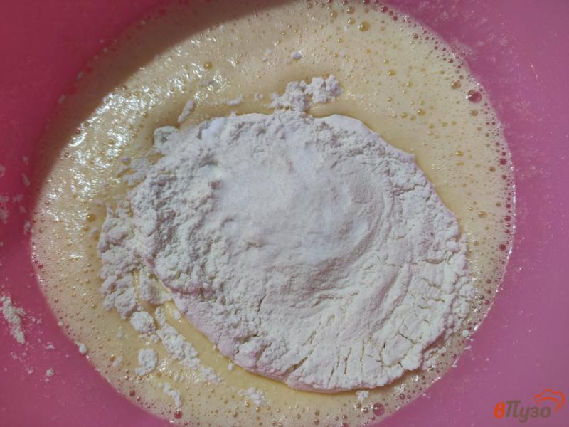 Фото приготовление рецепта: Тонкие блинчики на кефире и молоке шаг №2