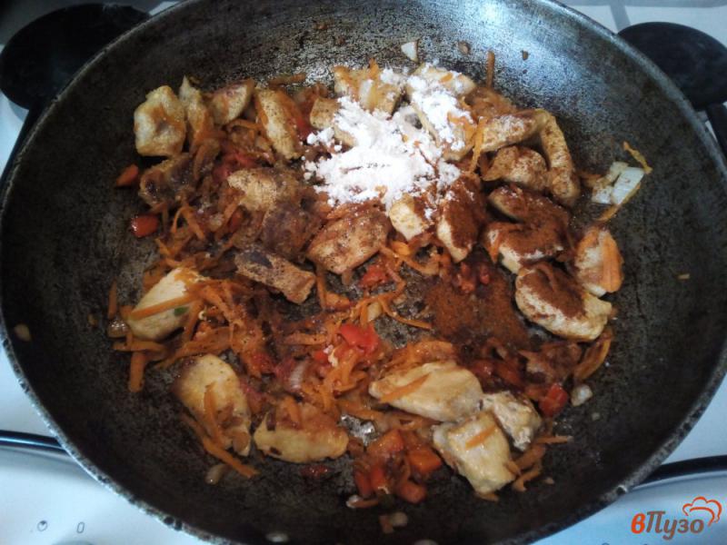 Фото приготовление рецепта: Фасоль в томате с куриным филе шаг №4