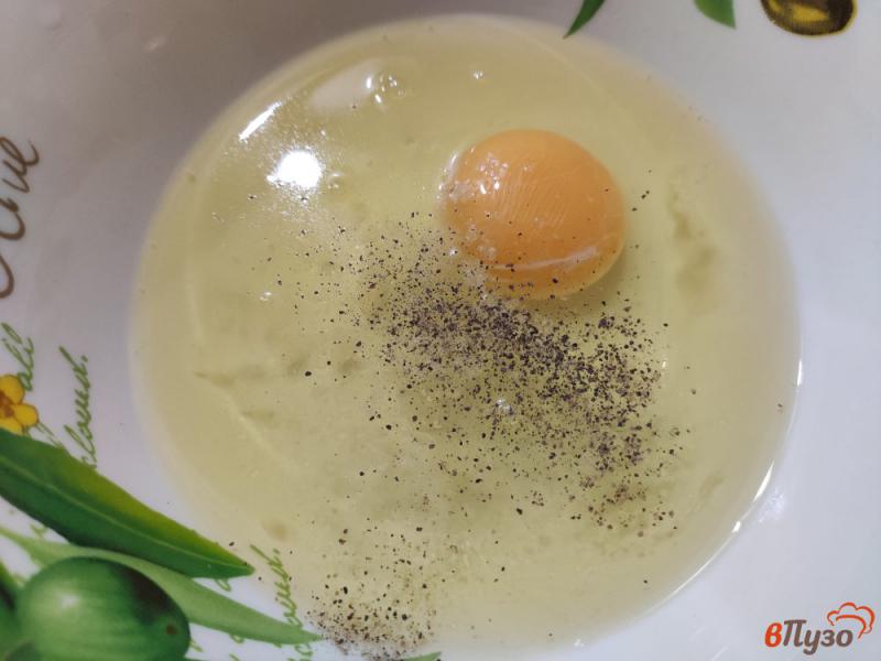 Фото приготовление рецепта: Белковый омлет с овощами, фетой и укропом шаг №3