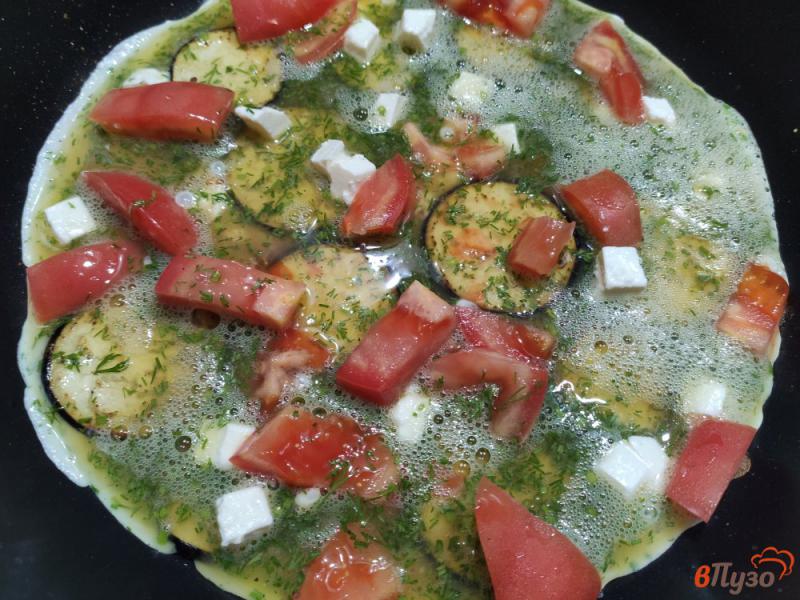 Фото приготовление рецепта: Белковый омлет с овощами, фетой и укропом шаг №8