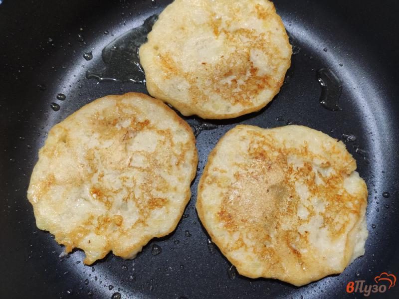 Фото приготовление рецепта: Картофельные лепешки с сыром шаг №4