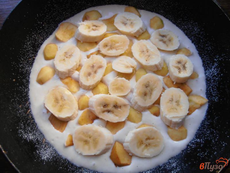 Фото приготовление рецепта: Бананово-яблочный пирог шаг №5