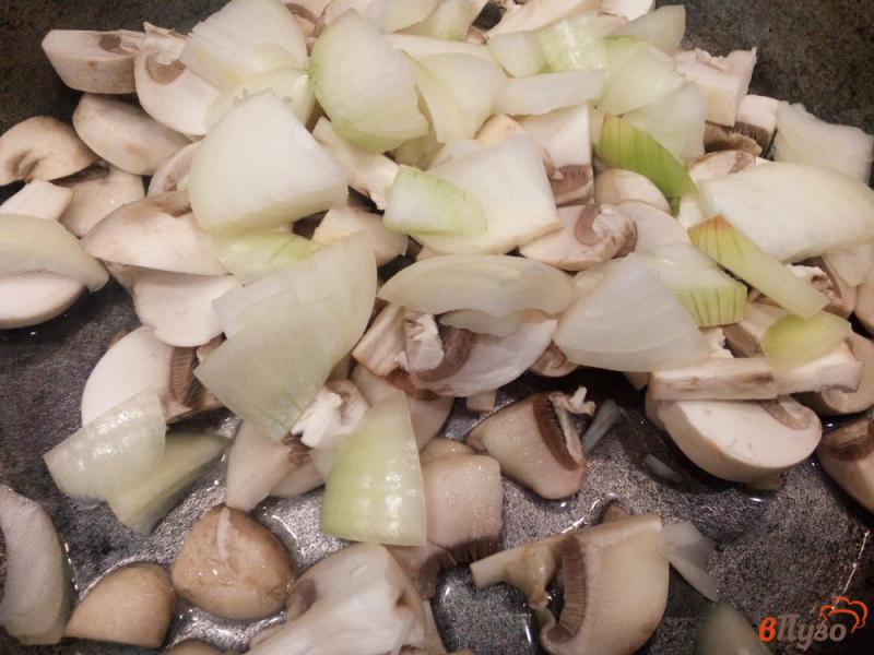 Фото приготовление рецепта: Гречка в горшках с овощами варено-копченой свининой  и грибами шаг №2