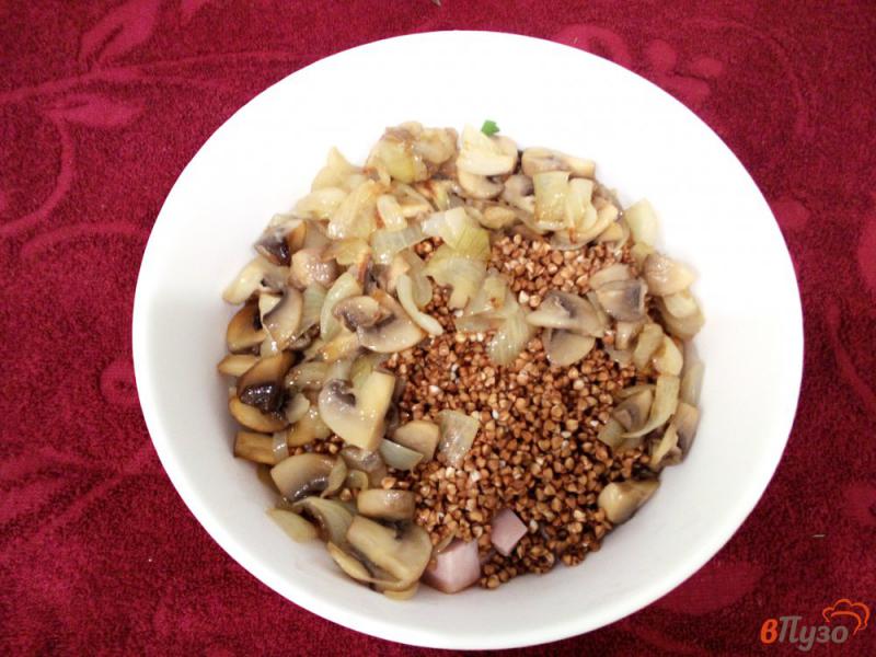 Фото приготовление рецепта: Гречка в горшках с овощами варено-копченой свининой  и грибами шаг №6