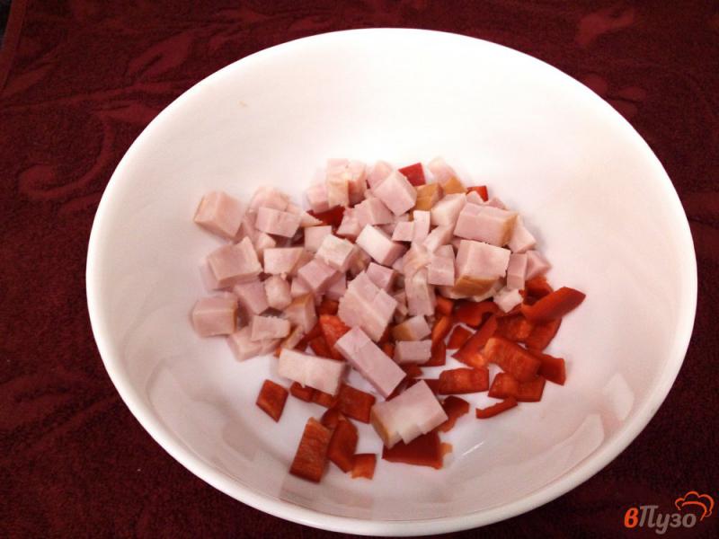 Фото приготовление рецепта: Гречка в горшках с овощами варено-копченой свининой  и грибами шаг №4