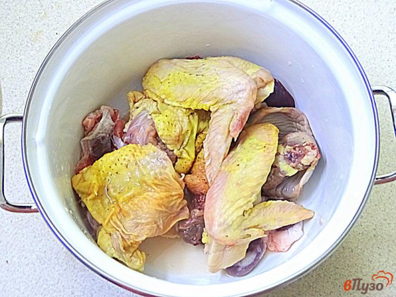 Фото приготовление рецепта: Куриный бульон с пельменями шаг №1