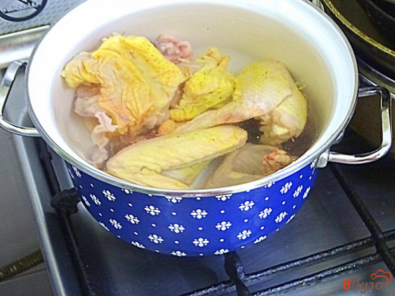 Фото приготовление рецепта: Куриный бульон с пельменями шаг №2