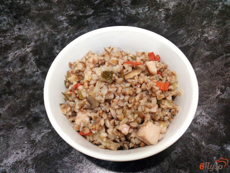 Фото приготовление рецепта: Гречка в горшках с овощами варено-копченой свининой  и грибами шаг №9
