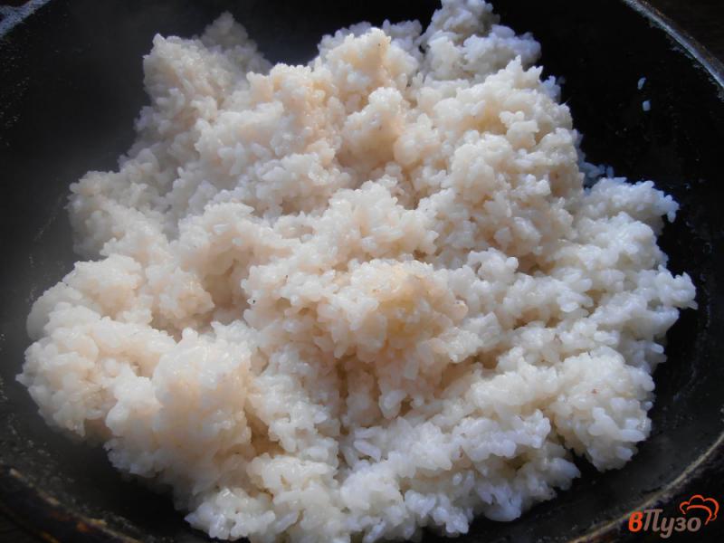 Фото приготовление рецепта: Рис с яйцами и помидорами по-китайски шаг №2