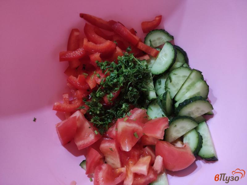 Фото приготовление рецепта: Овощной салат с сыром фета шаг №5
