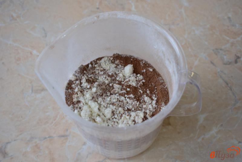 Фото приготовление рецепта: Шоколадный бисквит на молоке шаг №3