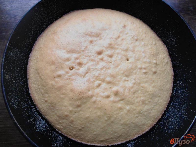 Фото приготовление рецепта: Бисквитный торт с повидлом шаг №4