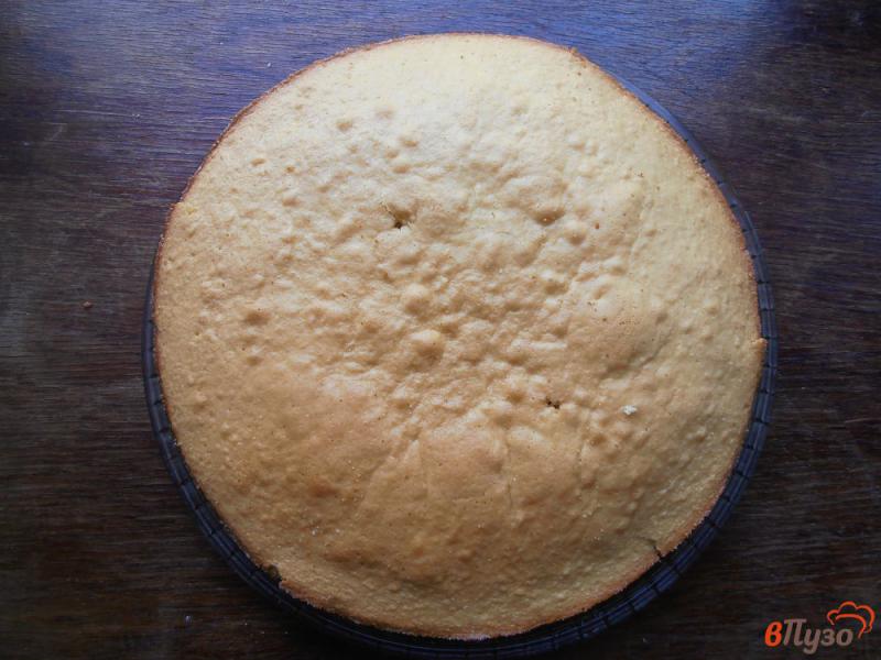 Фото приготовление рецепта: Бисквитный торт с повидлом шаг №7