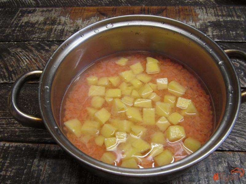 Фото приготовление рецепта: Овощной суп с красной чечевицей шаг №2