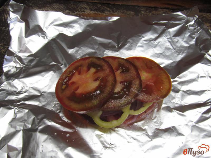 Фото приготовление рецепта: Свинина запеченная с овощами и грибами в фольге шаг №4