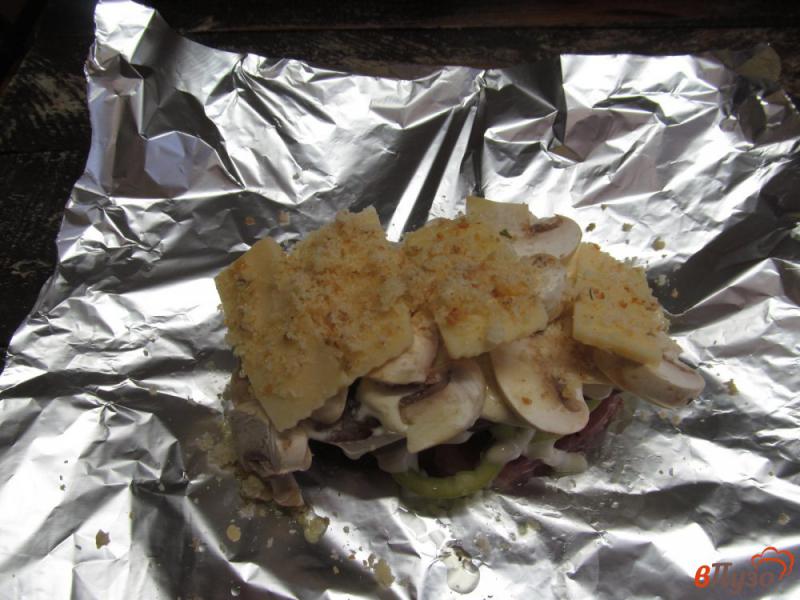 Фото приготовление рецепта: Свинина запеченная с овощами и грибами в фольге шаг №8