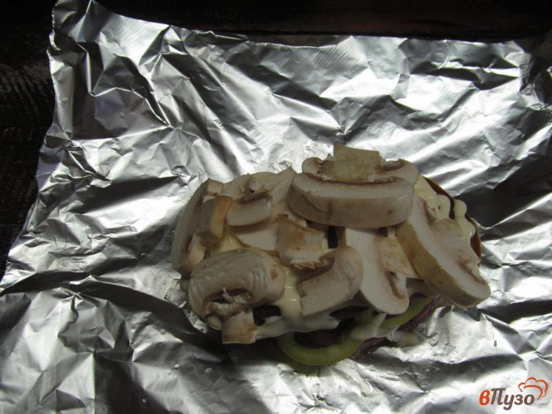 Фото приготовление рецепта: Свинина запеченная с овощами и грибами в фольге шаг №6