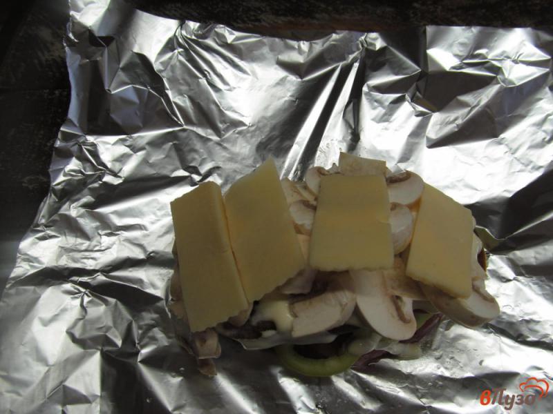Фото приготовление рецепта: Свинина запеченная с овощами и грибами в фольге шаг №7