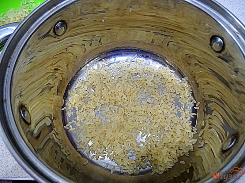 Фото приготовление рецепта: Рисовая каша со сливами и яблоками шаг №5