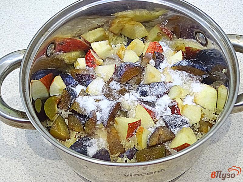 Фото приготовление рецепта: Рисовая каша со сливами и яблоками шаг №7