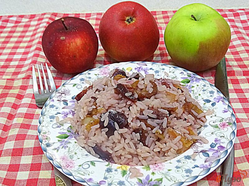 Фото приготовление рецепта: Рисовая каша со сливами и яблоками шаг №10