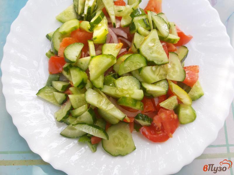 Фото приготовление рецепта: Салат с тунцом и фасолью шаг №5