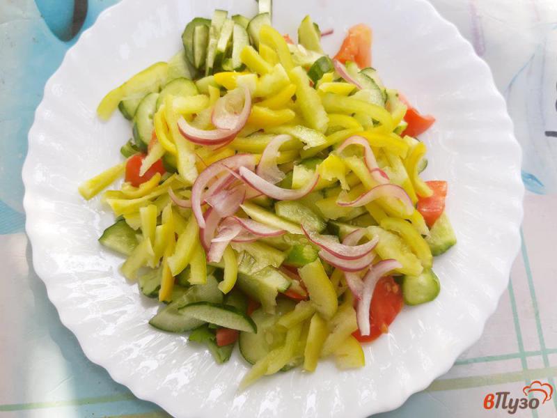 Фото приготовление рецепта: Салат с тунцом и фасолью шаг №7