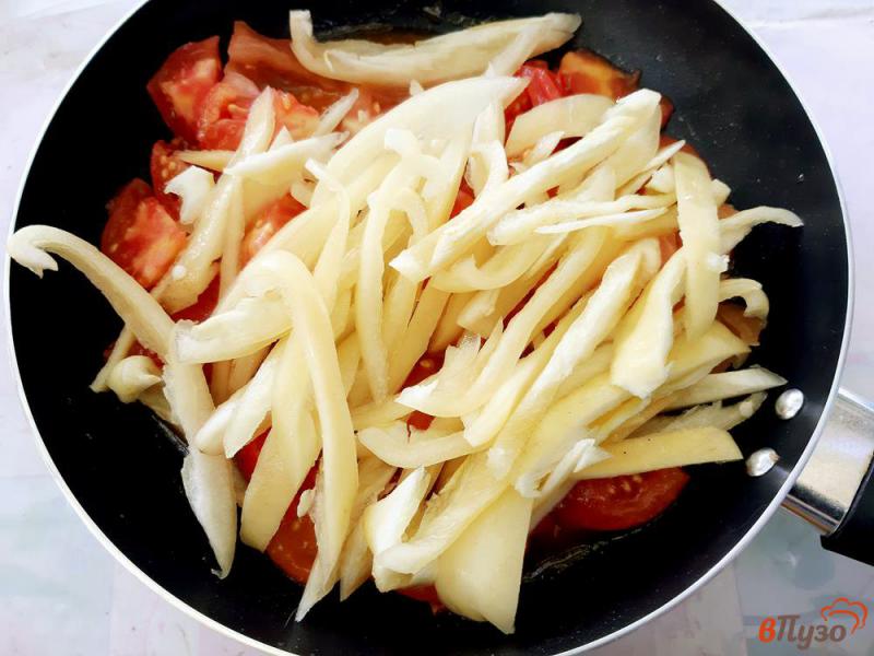 Фото приготовление рецепта: Брокколи с перцем и помидорами под сыром шаг №3
