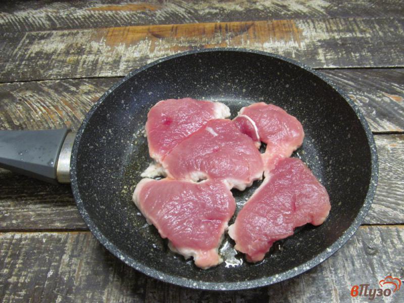 Фото приготовление рецепта: Запеченная свинина с помидорами и баклажаном шаг №1