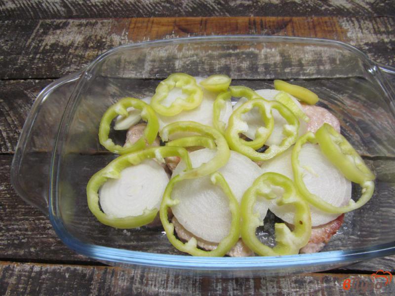 Фото приготовление рецепта: Запеченная свинина с помидорами и баклажаном шаг №3