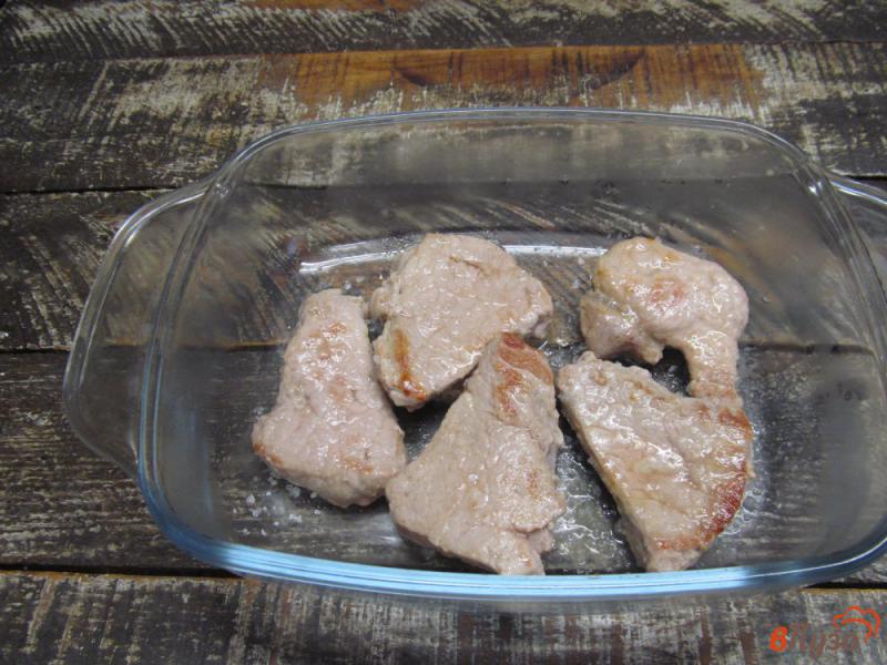 Фото приготовление рецепта: Запеченная свинина с помидорами и баклажаном шаг №2