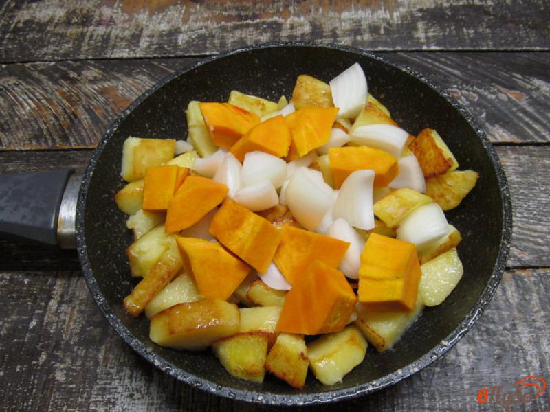Фото приготовление рецепта: Постный картофель с тыквой и луком шаг №4
