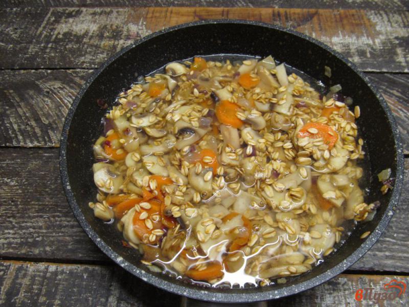 Фото приготовление рецепта: Тушеная овсянка с грибами шаг №4