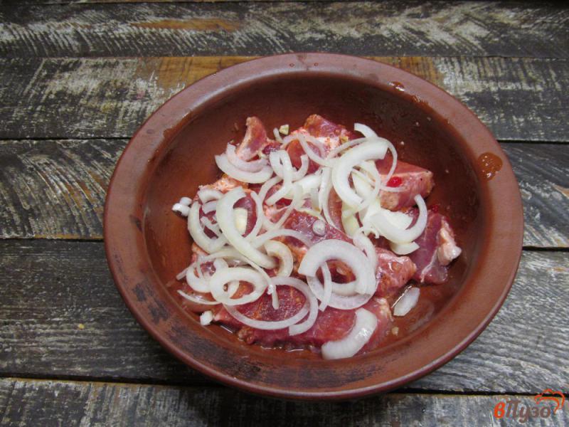 Фото приготовление рецепта: Мясо свинины с редькой под сметанным соусом шаг №3