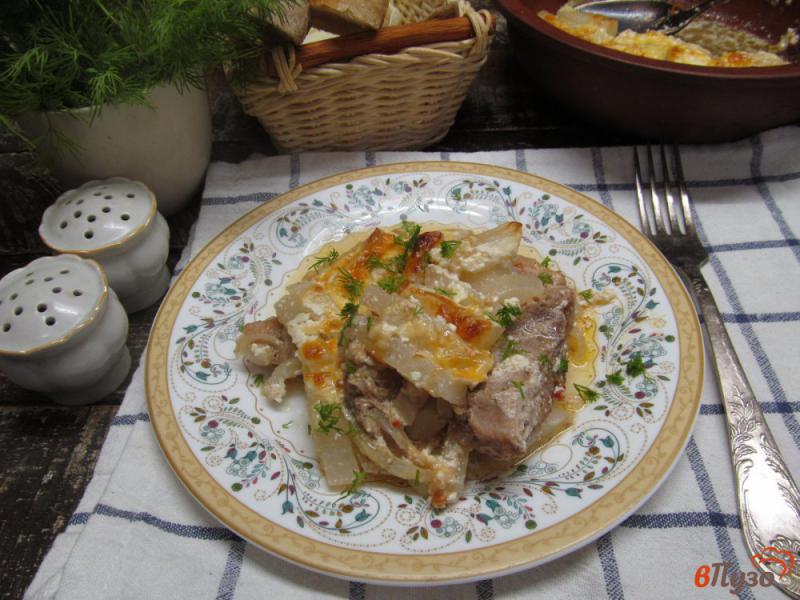 Фото приготовление рецепта: Мясо свинины с редькой под сметанным соусом шаг №8