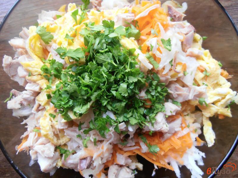 Фото приготовление рецепта: Салат из дайкона с курицей и овощами шаг №8