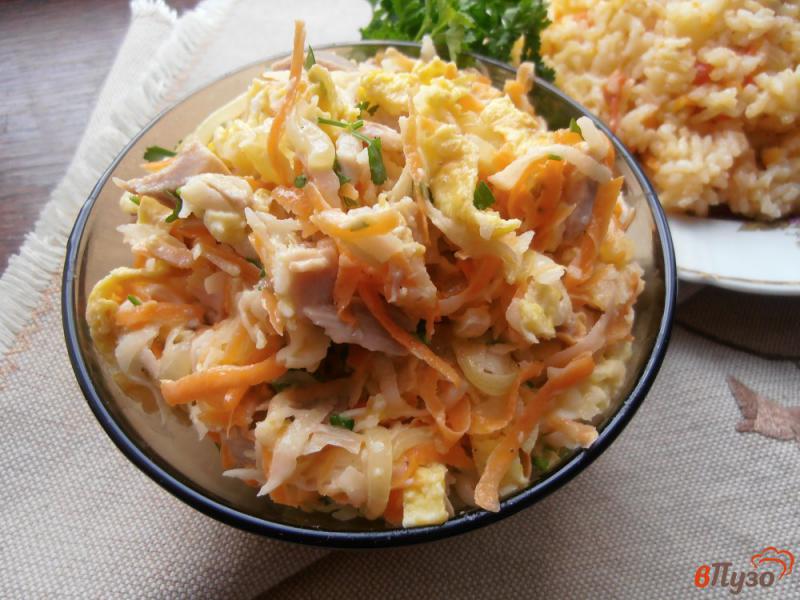 Фото приготовление рецепта: Салат из дайкона с курицей и овощами шаг №10