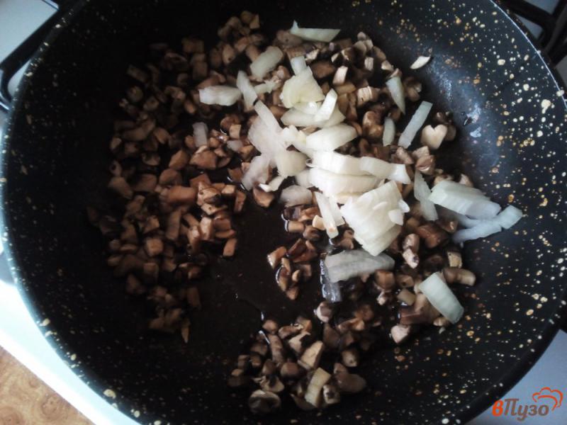 Фото приготовление рецепта: Вареники с картофелем и грибами шаг №6