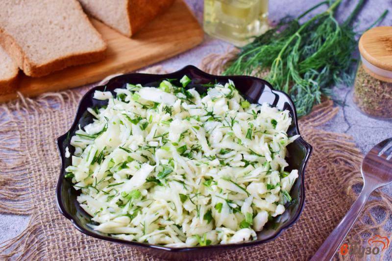 Фото приготовление рецепта: Салат из капусты с зеленью шаг №6