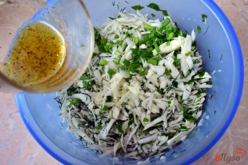 Фото приготовление рецепта: Салат из капусты с зеленью шаг №5