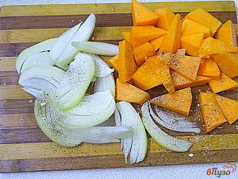 Фото приготовление рецепта: Картофель, тыква и лук запеченные шаг №3