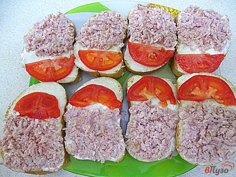 Фото приготовление рецепта: Бутерброды с колбасой и помидорами шаг №5